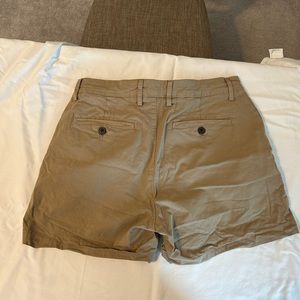 Men’s 5 inch in-seam khaki shorts